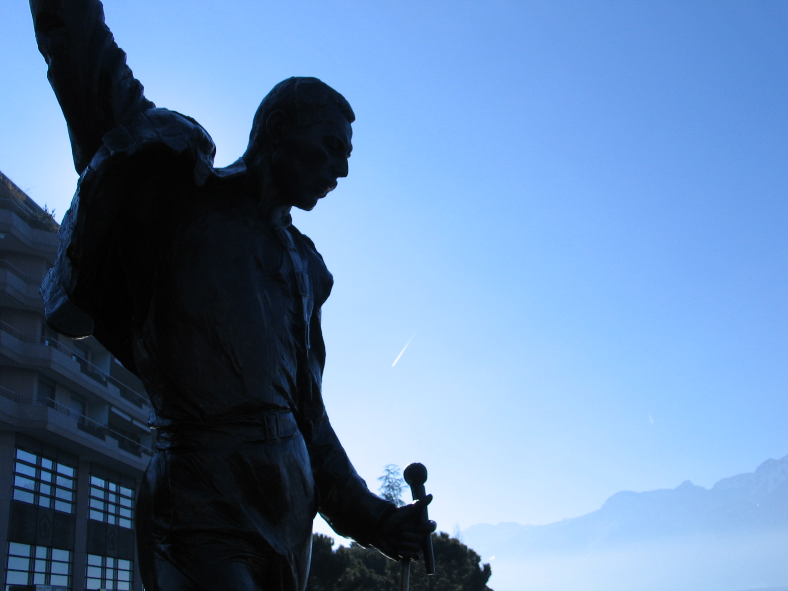Freddies statue (hiding the sun)